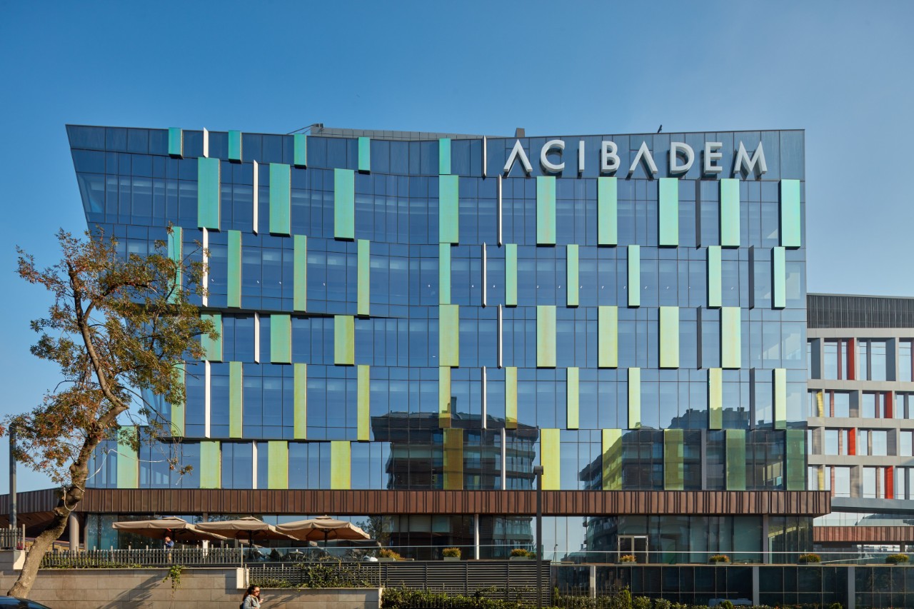 Acıbadem Altunizade Hospital, located in Üsküdar, Istanbul, was designed by Lina Mimarlık having regard to human-environment harmony and Uskudar’s historical fabric. . In the project, the visual feast effect intended in the façade design was achieved with Guardian SunGuard® HP Neutral 50/32 coated glass, part of the SunGuard HighPerformance product series, by Guardian Glass.