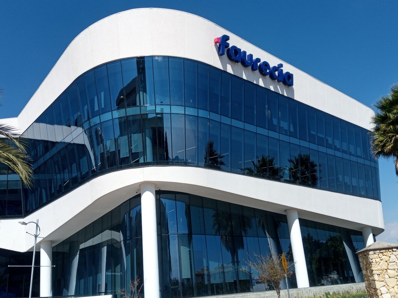 Faurecia Corporate Building in Puebla, Mexico by spAce architects features SunGuard® AG 50 on Crystal Blue and Clear Glass. The performance of glass along with the advanced technologies and environmentally friendly systems of the building provide more efficient areas for employee development, improving air quality and an efficient use of energy.