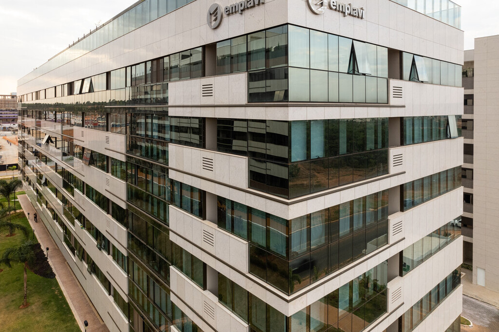 Nome do projeto
Parque das Tulipas

Linha e nome do produto Guardian utilizado no projeto
Laminado SunGuard HP Neutral Plus 50 on Green + Float Clear

Localização
Brasilia

Transmissão de luz:
41,8%

Reflexão interna:
18,9%

Reflexão externa:
20,5%

Bloqueio de calor:
Fator Solar 37,1% e Bloqueio de Calor 62,9%

Qual nome completo da Construtora?
EMPLAVI

Qual o nome completo do Processador?
CENTRAL VIDROS

Qual o nome completo do Fabricante de Esquadria?
CRISTAL +
ENDEREÇO: SQNW 102 Projeção, SHCNW H, Brasília - DF, 70683-090